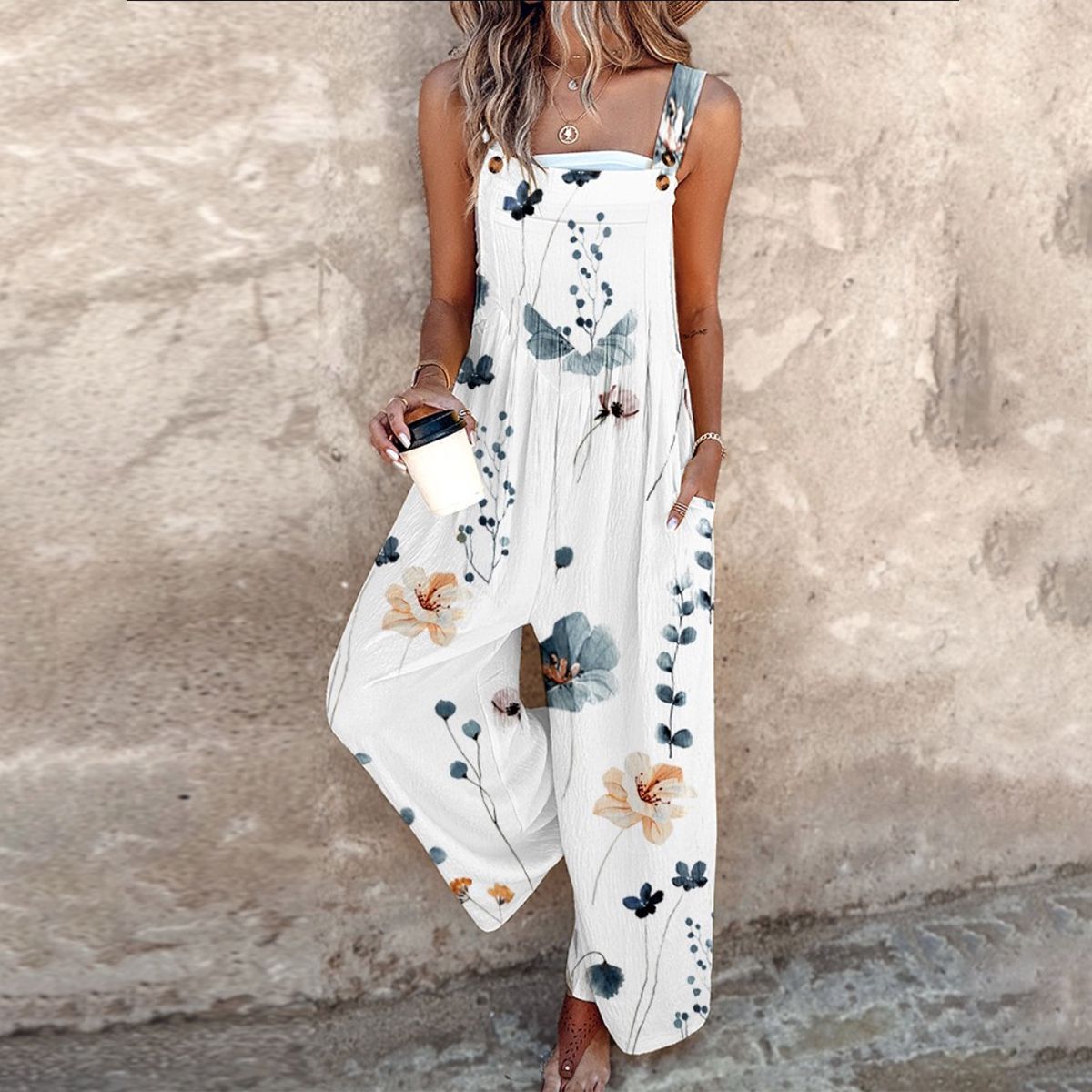 Jardineira – estilo relaxado em preto estampada