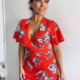 Vestido midi com mangas em forma de sino e estampado floral vermelho