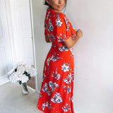 Vestido midi com mangas em forma de sino e estampado floral vermelho