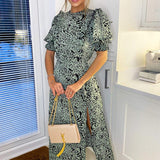 Vestido midi com pregas e folhos em padrão animal, cor menta