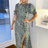 Vestido midi com pregas e folhos em padrão animal, cor menta