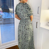 Vestido midi com pregas e folhos em padrão animal, cor menta
